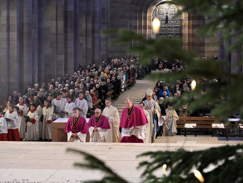 Einzug zum Pontifikalamt zum Jahresschluss im Speyerer Dom