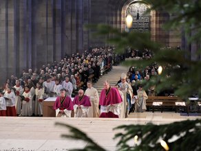 Einzug zum Pontifikalamt zum Jahresschluss im Speyerer Dom